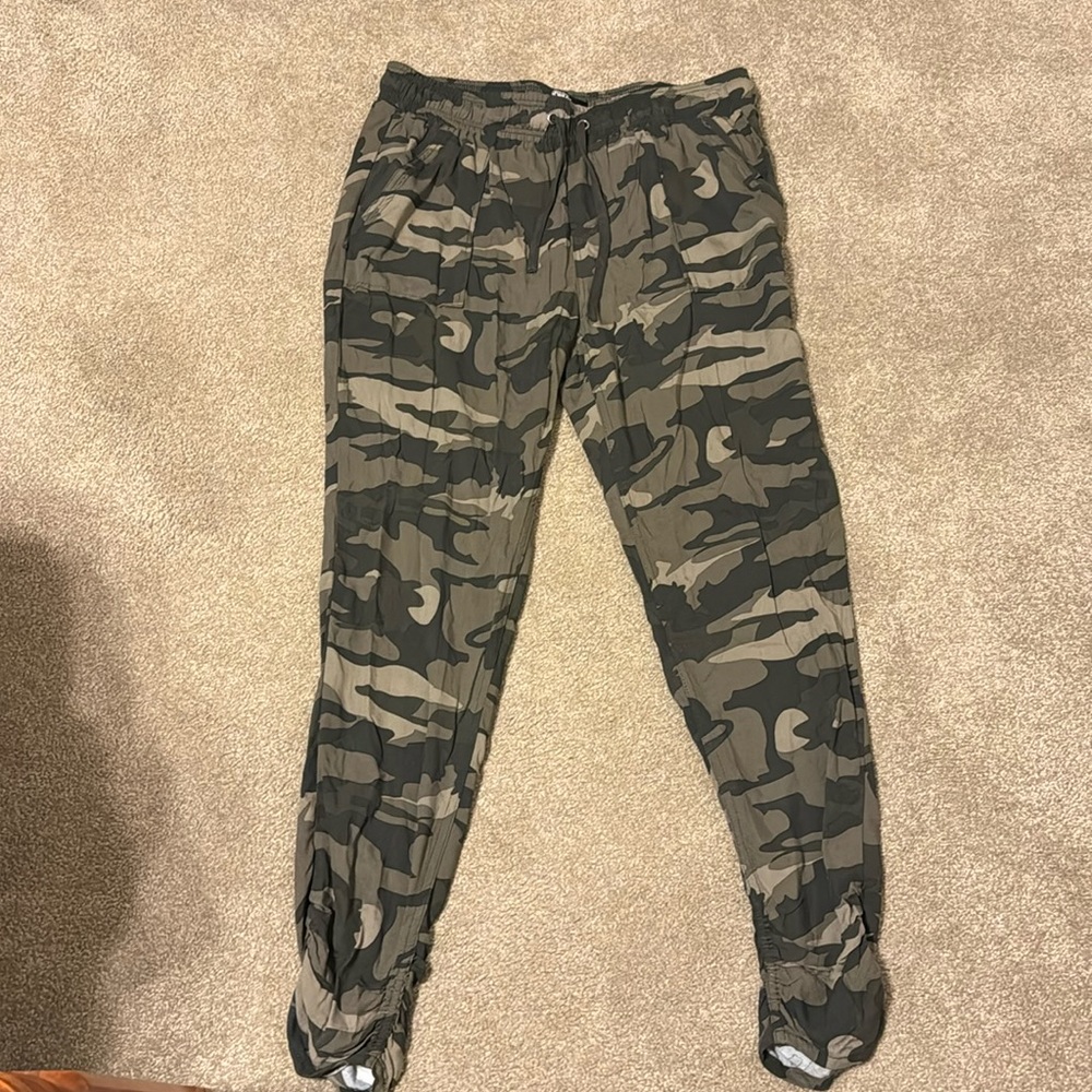 Womens No boundaries Camo lounge Pants.elastic waist with draw string.